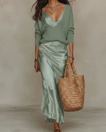 Completo Midi Satinato con Maglione in Maglia Elegante