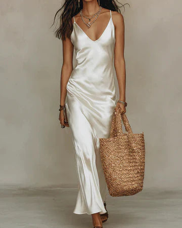 Completo Midi Satinato con Maglione in Maglia Elegante