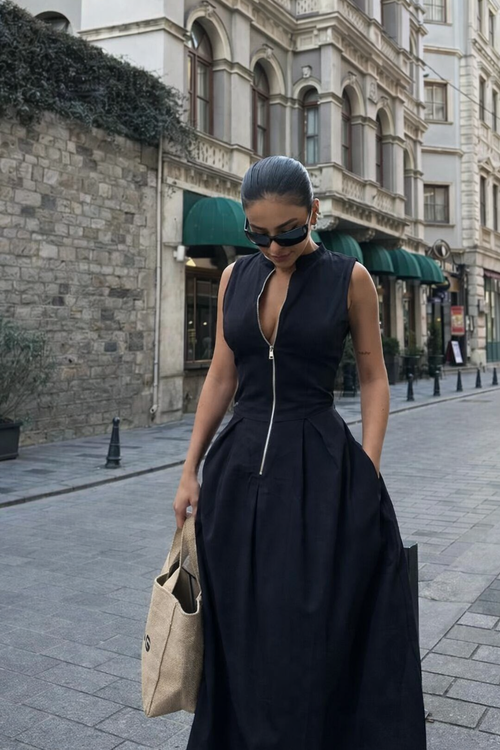 Abito Aderente con Zip e Gonna Svasata Elegante